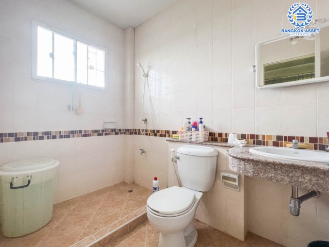 *****บ้านเดี่ยวมือสองย่านนครปฐม ม.อาภากร3 ศาลายา-บางภาษี เนื้อที่กว้างขวางมากถึงเกือบ 84 ตร.ว. ฟังก์ชันจัดเต็มถึง 5 ห้องนอน 4 ห้องน้ำ 2 ที่จอดรถ บ้านหลังใหญ่ ทำเลแห่งการเดินทาง เชื่อมต่อถ.พุทธมณฑล สาย4, ถ.บรมราชชนนี, ถ.กาญจนาภิเษก ใกล้ม.มหิดล, ทางด่วน "ศรีรัช" ราคาคุ้ม!